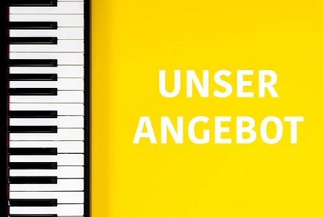 Gelber Hintergrund. Auf der linken Seite wird eine Klaviatur abgebildet. Auf der rechten leeren, gelben Fläche steht: "Unser Angebot". © Kreismusikschule Rotenburg (Wümme)